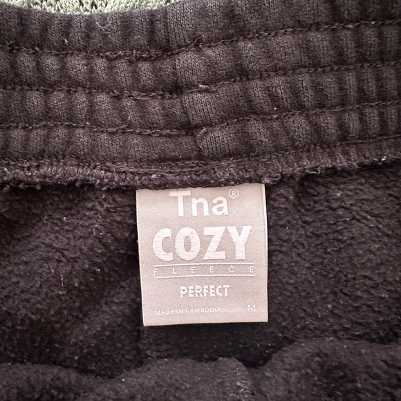Aritzia TNA cozy af perfect sweatshort 5 inch - Picture 3 of 3